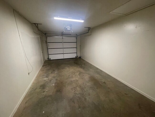 Building Photo - Spacious 2 Bed, 2 Bath Townhouse in Prime Hickory Location – 1,322 Sq. Ft.