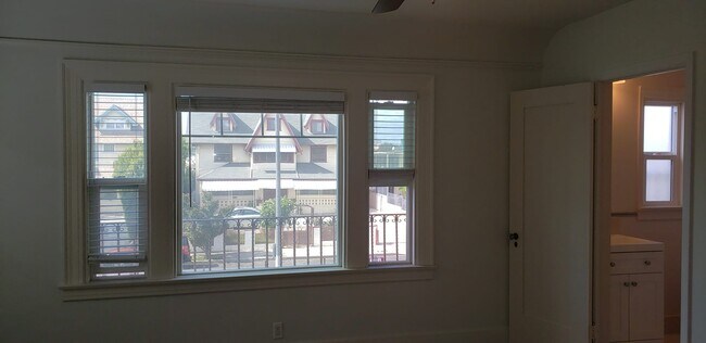 Building Photo - 1510 S Van Ness Ave