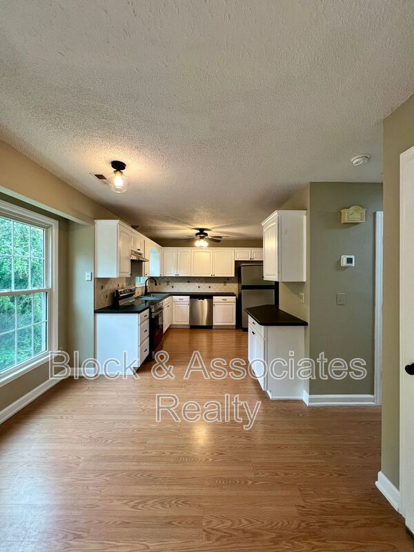 Building Photo - 1613 Round Hill Cir