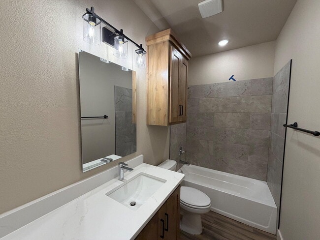 Building Photo - 409 Essex Ln