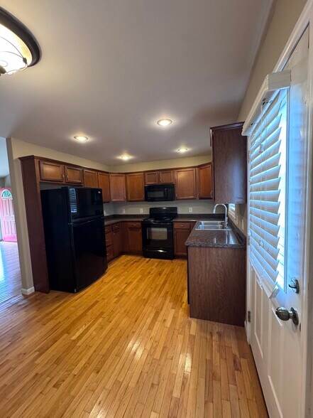 Building Photo - 3570 Castlebrooke Ln