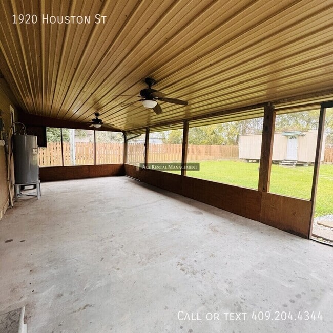 Building Photo - 1920 Houston St