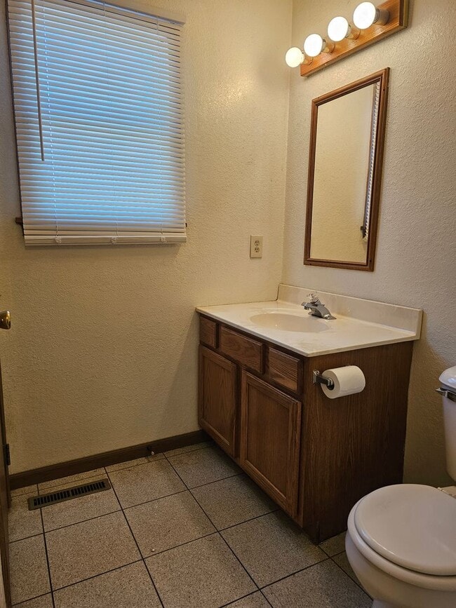 Building Photo - Three Bedroom Two Bath Townhouse