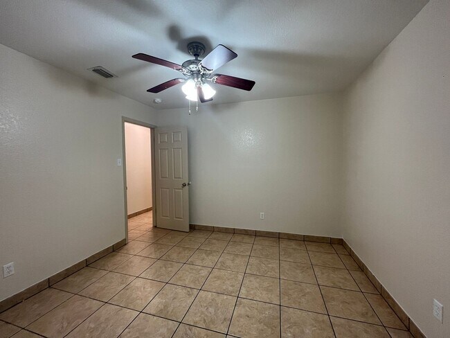 Building Photo - 2846 Blue Grass Dr