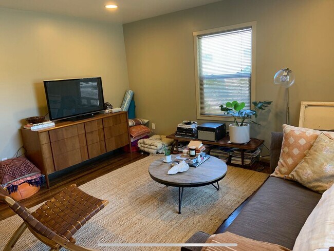 Building Photo - Temescal 1BR with Shared Yard | Updated Unit in a Great Location