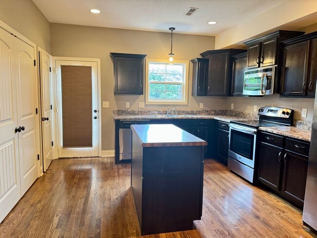 Building Photo - Luxury Townhouse! 2 Bed/2.5 Bath, 1 Car ga...