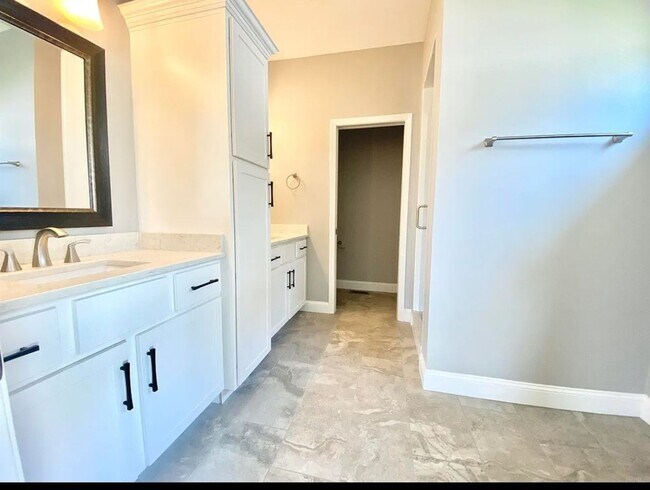 Building Photo - 4 Bed 2 bath with 3 car attached garage