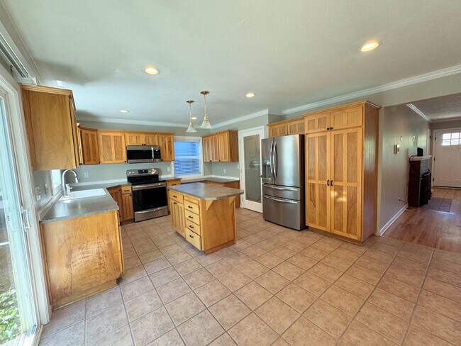 Building Photo - Gardener's Delight 4 Bed, 2.5 Bath House w...