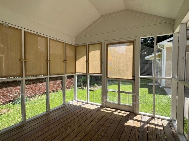 Building Photo - 211 Ellington St