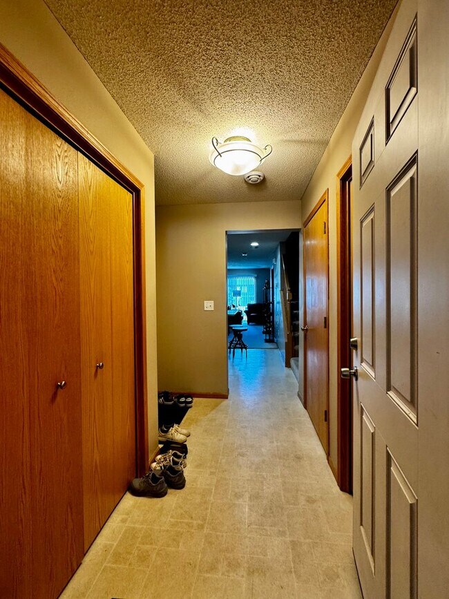 Building Photo - Affordable Non-smoking townhouse in SW Rochester 2beds 2 baths 1 car attached garage washer dryer...