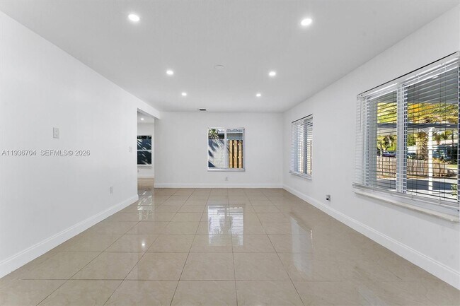 Building Photo - 300 SW 11th Ct