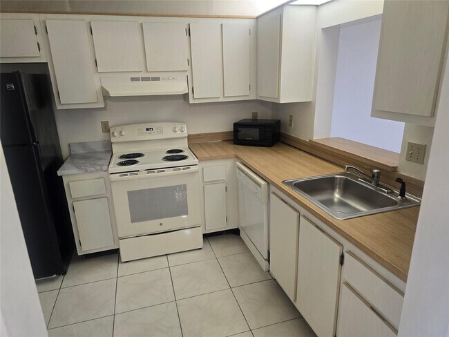 Building Photo - 2830 Somerset Dr