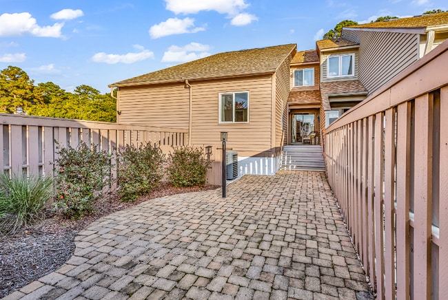 Building Photo - 4000 Fairway Lakes Dr
