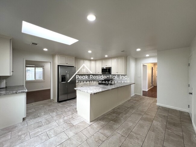 Building Photo - Updated 3bd/2ba Foothill Farms Home