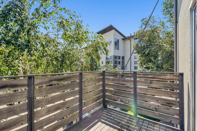 Building Photo - 6 South Ct