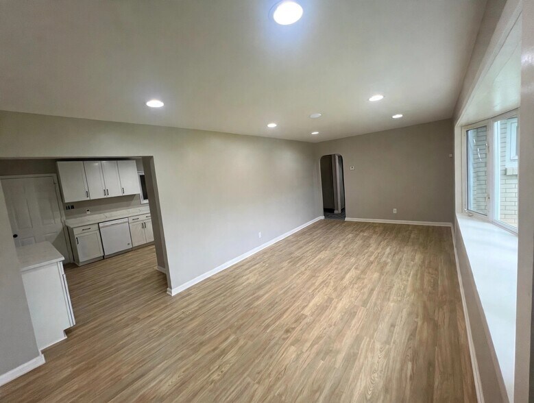 Building Photo - 6 Longview Dr