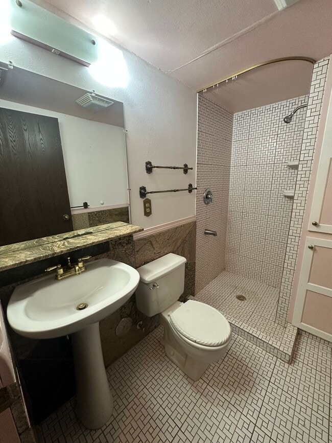 Building Photo - Spacious, three level, 4 Bed 2.5 bath Townhome in Ammon right behind the Walmart on Hitt.