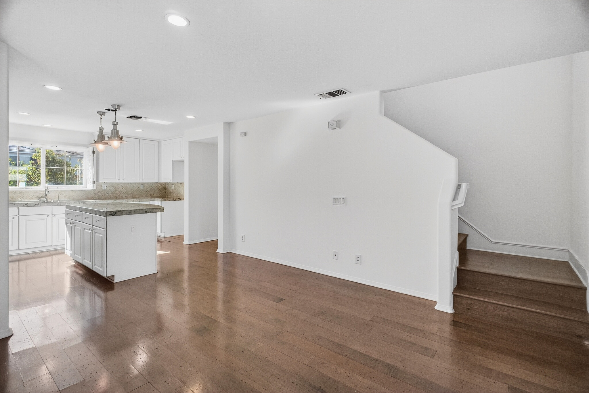 Building Photo - 1757 E Flora St