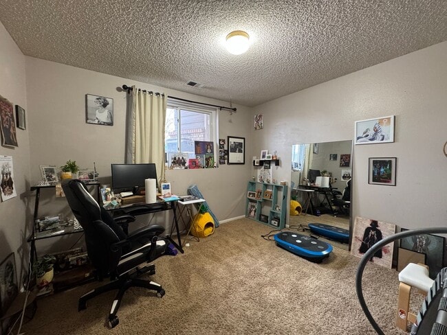 Building Photo - Great House