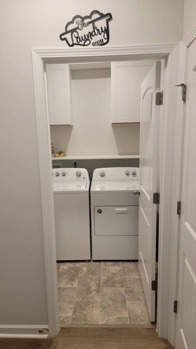 Building Photo - 5070 Hunters Village Dr