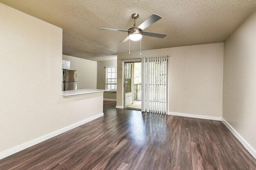 Building Photo - 2121 Dickson Dr