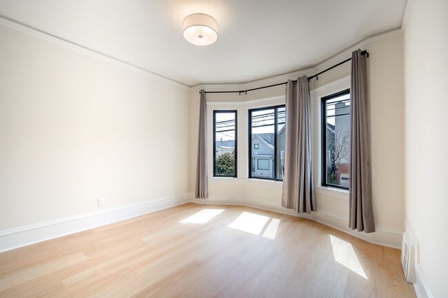 Building Photo - TOTAL REMODEL HUGE 3BR/3BA 1700sf w Garage...