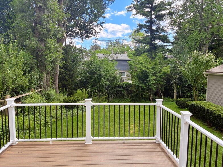 Building Photo - 906 Putney St