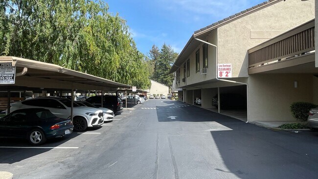 Building Photo - Walnut Creek! 1 bedroom 1 bath  excellent location walk to Bart & Bay Club, minutes to Downtown!