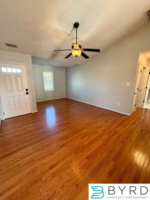 Building Photo - 1001 Greenview Dr