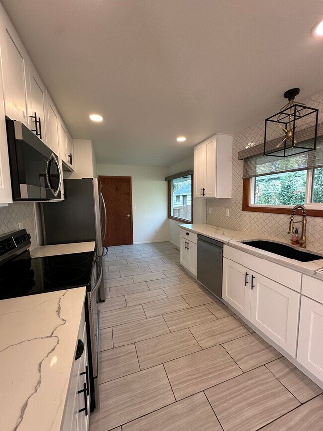 Building Photo - GORGEOUS RANCH STYLE HOME ON HUGE MANICURED LOT IN GARDEN HOME IN SW PORTLAND