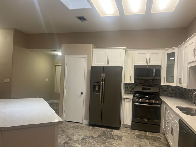 Building Photo - Beautiful Attached Dual Townhouse