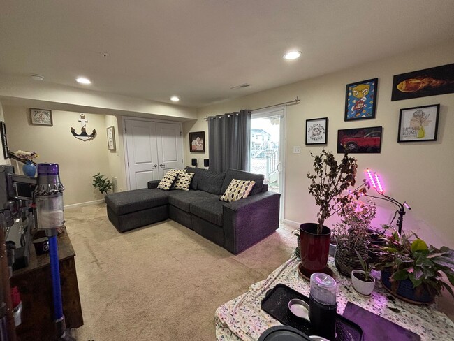 Building Photo - 3 Bedroom Townhome - Available March 1st!