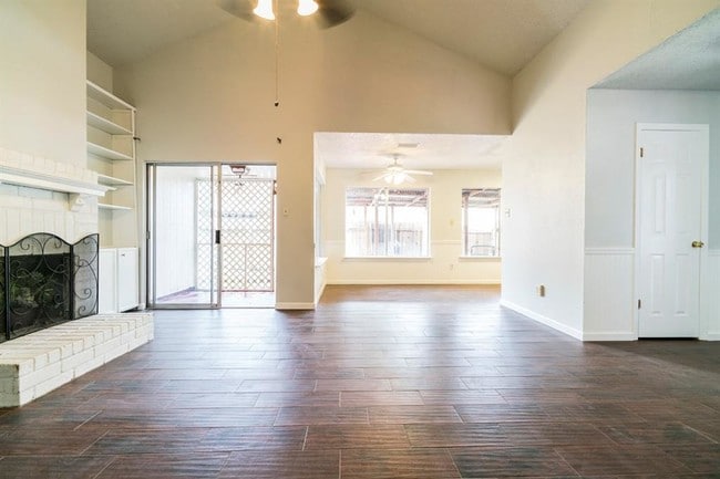 Building Photo - 10746 Lakewood Oaks Dr