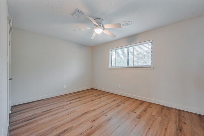 Building Photo - 2727 Raintree Dr