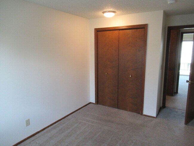 Building Photo - Two Bedroom Apt. w/ Washer and Dryer