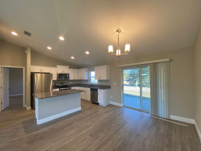 Building Photo - Available December 15th.....Custom Home - Desirable SE Ocala Neighborhood 3/2/2 **WON'T LAST**