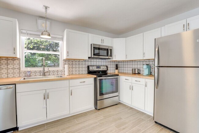 Building Photo - Charming 3/2 Available Now! Furnished or U...