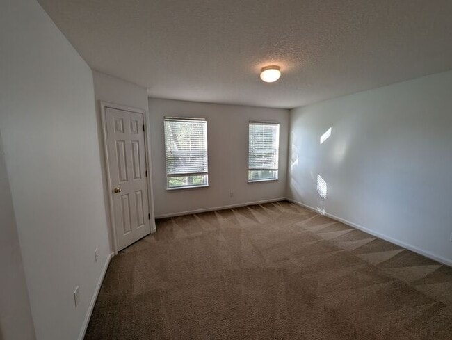 Building Photo - 546 Scrub Jay Dr