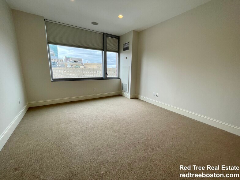 Building Photo - 1 Charles St S