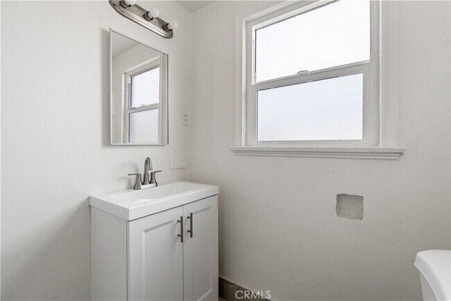 Building Photo - 266 W 9th St