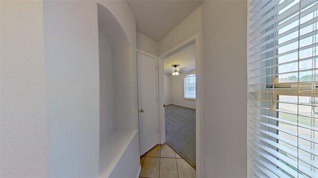 Building Photo - 903 Lantana Dr