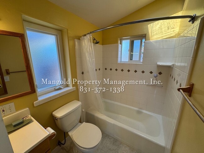 Building Photo - Newly Updated Studio Duplex with Vaulted C...