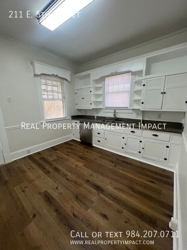 Building Photo - 211 E 5th St