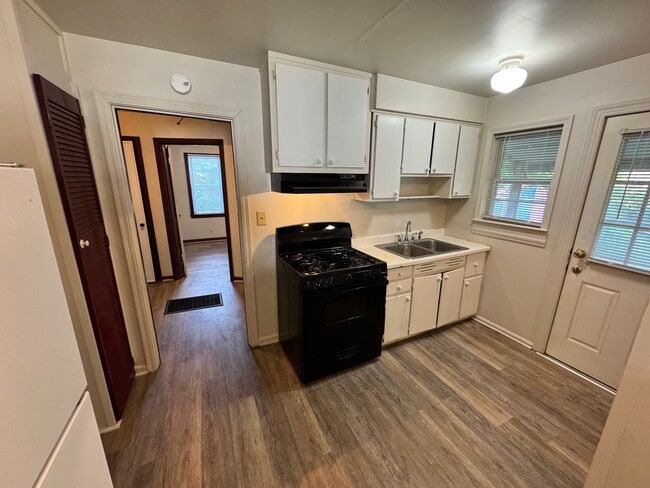 Building Photo - Two Bedroom Home