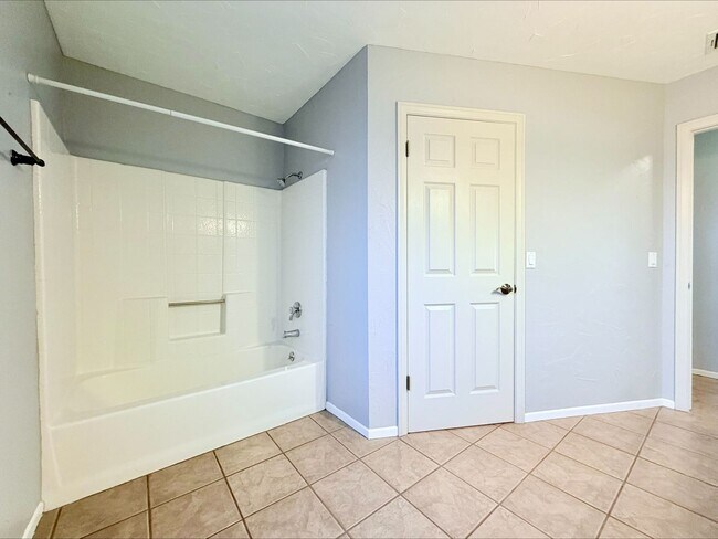 Building Photo - Charming Single Family Home With Pool
