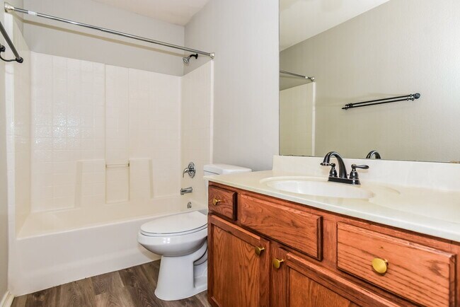 Building Photo - 1112 Hampton Dr