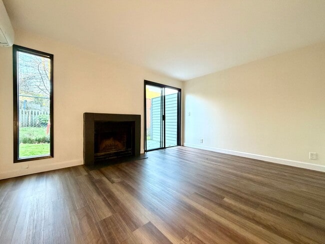 Building Photo - **FREE FIRST MONTH'S RENT** Spacious Townhouse in the Heart of Garden Home~ New LVP Flooring~ Was...
