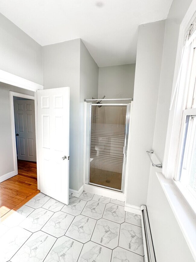 Building Photo - Delightful Townhome Style Apartment in Historic Fruit Hill. 2 Floors of Living!