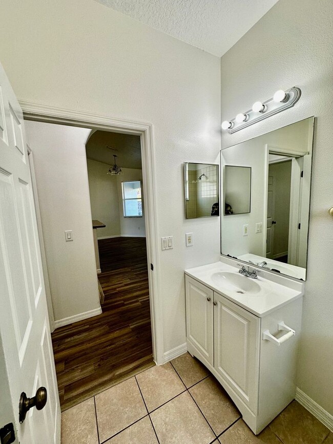 Building Photo - *Move In Ready* Bright & Spacious 3BR/2BA Home with Open Layout & Huge Backyard in Orlando