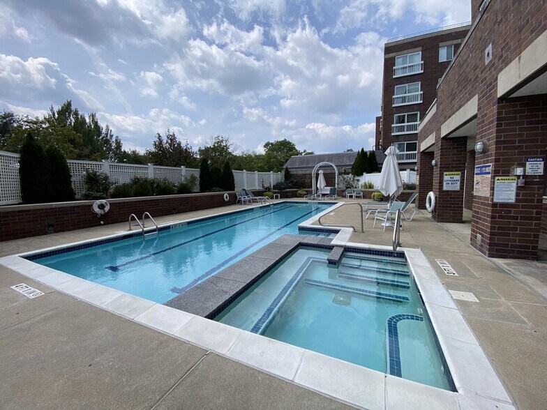 Building Photo - 931 Massachusetts Ave